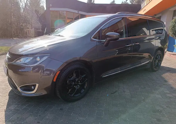 Chrysler Pacifica cena 73500 przebieg: 216500, rok produkcji 2017 z Zgierz małe 92